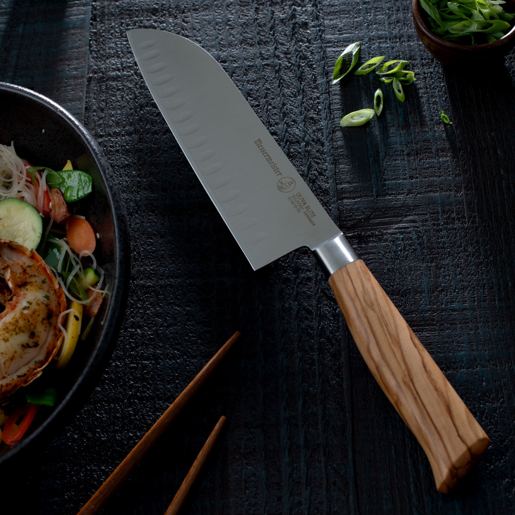 messermeister-oliva-elite-kullenschliff-santoku-messer-7-zoll-olivenholzgriff image 4