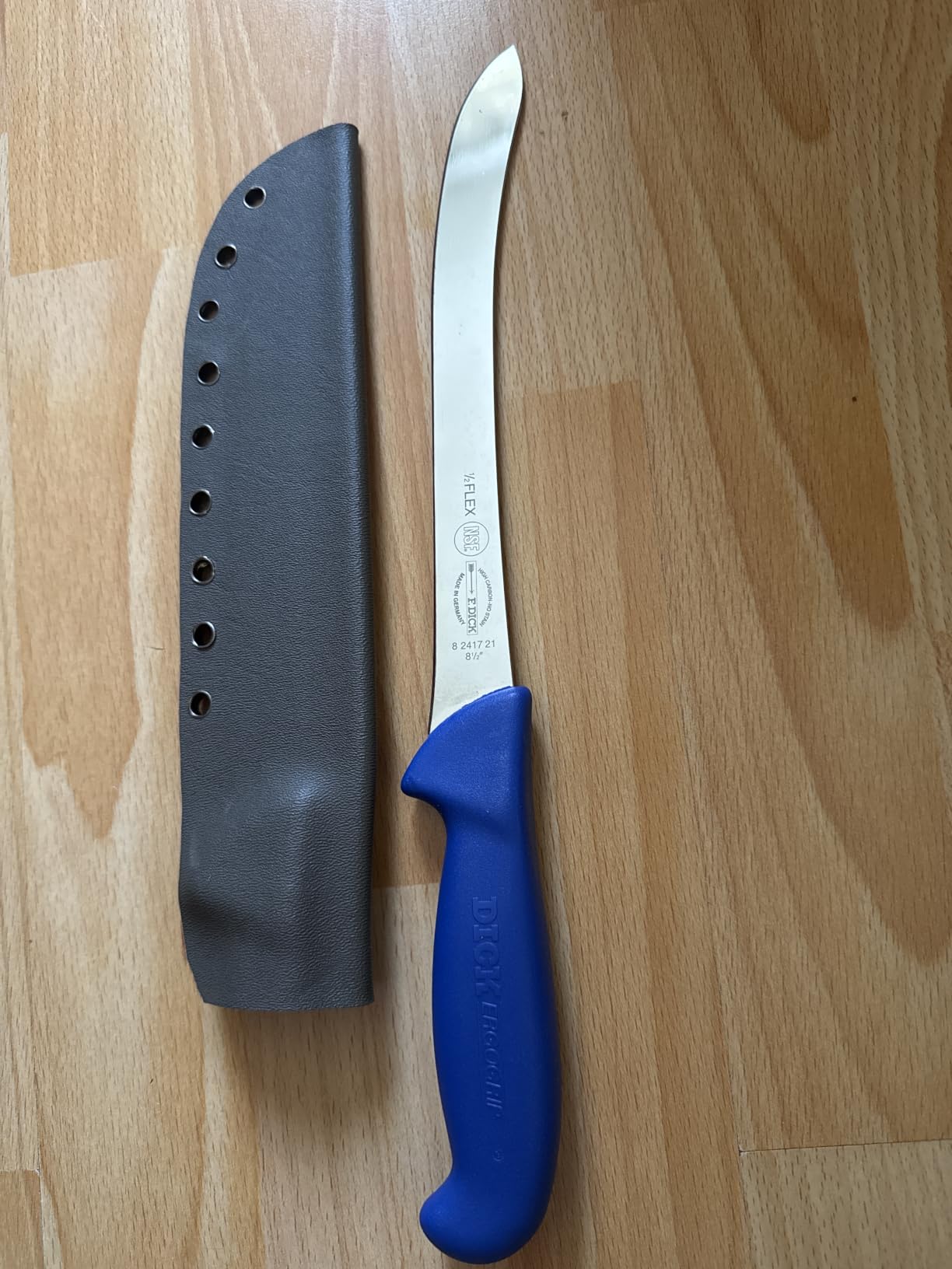 Scharf, Griff gewöhnungsbedürftig