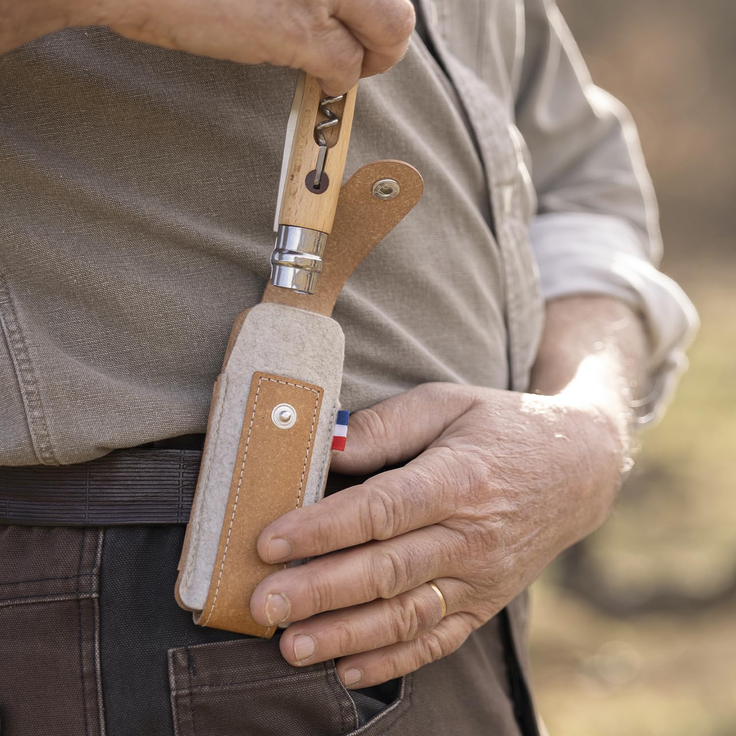 opinel-outdoor-etui-l-braun-aus-recyceltem-leder-r-pet-filz image 6